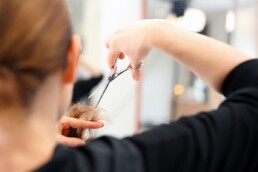Zapuszczanie włosów – czy naprawdę trzeba podcinać końcówki?