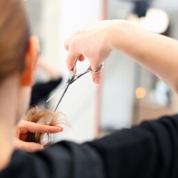Zapuszczanie włosów – czy naprawdę trzeba podcinać końcówki?