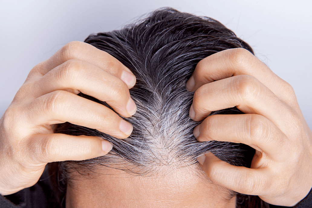 Cover, czyli odsiwianie włosów – wszystko, co musisz wiedzieć o tym zabiegu